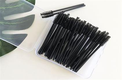 What are the unique features of several commonly used eyelash brush heads?